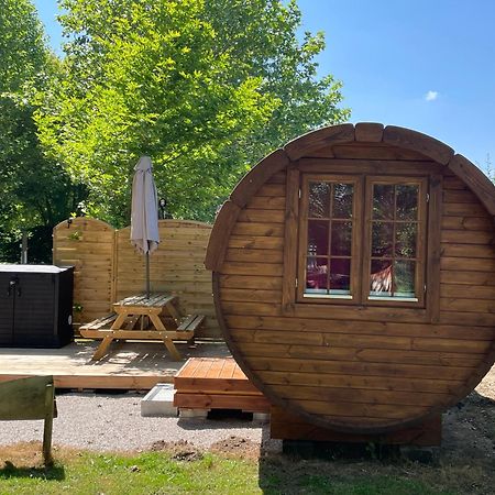 Tonneau Herbergement Insolite Au Camping Des Nieres Ebreuil Εξωτερικό φωτογραφία