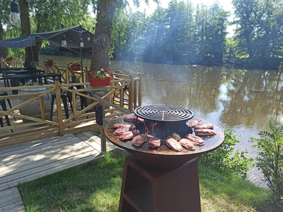 Tonneau Herbergement Insolite Au Camping Des Nieres Ebreuil Εξωτερικό φωτογραφία