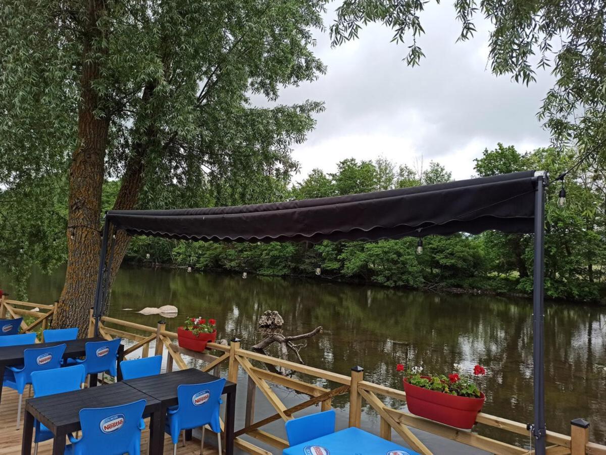 Tonneau Herbergement Insolite Au Camping Des Nieres Ebreuil Εξωτερικό φωτογραφία