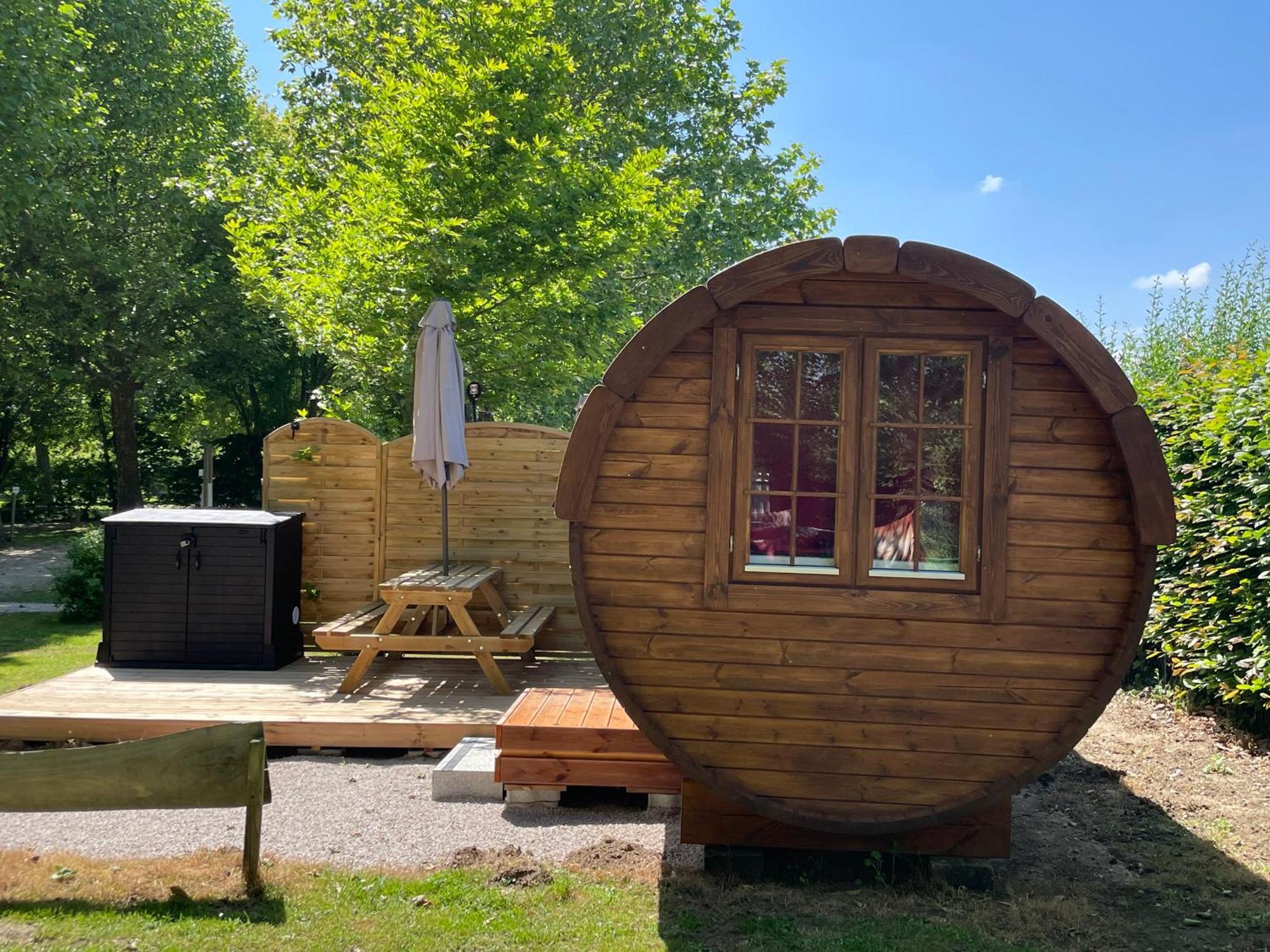 Tonneau Herbergement Insolite Au Camping Des Nieres Ebreuil Εξωτερικό φωτογραφία