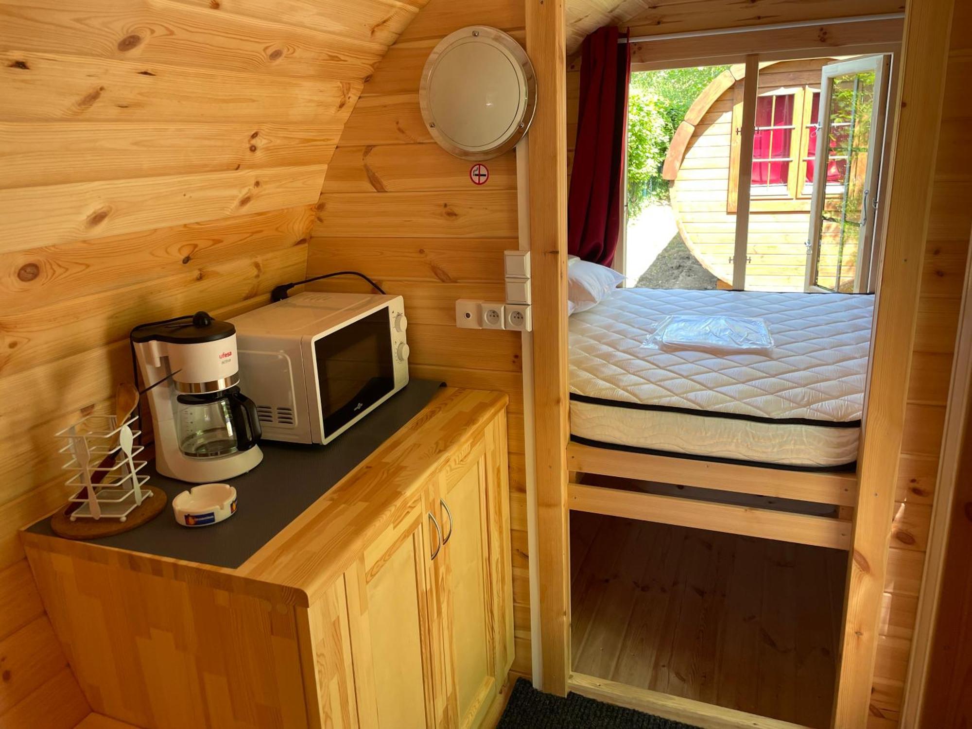 Tonneau Herbergement Insolite Au Camping Des Nieres Ebreuil Εξωτερικό φωτογραφία